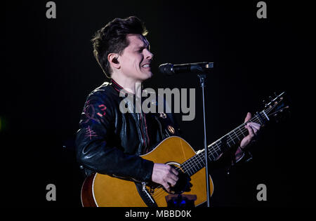 09 avril 2018, l'Allemagne, Frankfurt am Main : Michael Patrick Kelly, musicien, chante à la cérémonie de remise des prix. Le PRG PRG Animations Award (LEA) a lieu dans la Festhalle Frankfurt. Le prix honore les organisateurs de l'événement, les propriétaires de lieux, les gestionnaires et les agents de l'artiste concert pour réalisations exceptionnelles au cours de la saison 2017 de l'événement. Photo : Andreas Arnold/dpa Banque D'Images