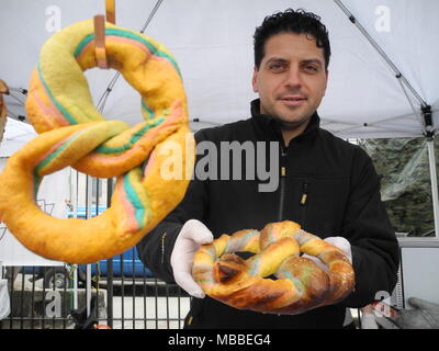 07 avril 2018, USA, New York : Chef Alfred Di Martini est à son stand 'Pretiola Bretzels·s'. Photo : Johannes/Schmitt-Tegge dpa - ACHTUNG : Dieses Foto hat bereits im Bildfunk gesendet dpa Banque D'Images