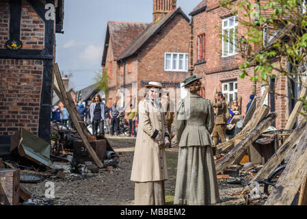 Great Budworth, UK. Le 9 avril, 2018. Acteurs habillés en costumes de style édouardien, mettant en vedette dans le nouveau BBC drama 'Guerre des Mondes' par HG Wells, retour du tournage dans les rues de grand village Budworth, Cheshire, le lundi après-midi, le 9 avril. Banque D'Images