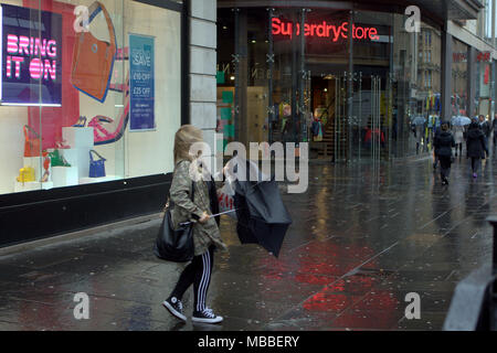 Glasgow, Scotland, UK 10 avril. superdry store argyle Street UK Weather : misérable journée humide avec des averses sordides, pour les habitants et les touristes dans le centre-ville. Gérard Ferry/Alamy news Banque D'Images