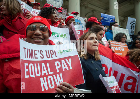 New York, USA. 10 avril, 2018. Des militants, des dirigeants communautaires, les membres de l'Union et les politiciens se réunissent sur les étapes du City Hall de New York le mardi, Avril 10, 2018 Rassemblement contre la disparité de rémunération sur la 12e Journée de l'égalité salariale annuelle. Les femmes gagnent en moyenne 89 cents pour chaque dollar que gagne son homologue masculin. Crédit : Richard Levine/Alamy Live News Banque D'Images