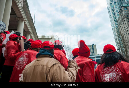 New York, USA. 10 avril, 2018. Des militants, des dirigeants communautaires, les membres de l'Union et les politiciens se réunissent sur les étapes du City Hall de New York le mardi, Avril 10, 2018 Rassemblement contre la disparité de rémunération sur la 12e Journée de l'égalité salariale annuelle. Les femmes gagnent en moyenne 89 cents pour chaque dollar que gagne son homologue masculin. Crédit : Richard Levine/Alamy Live News Banque D'Images