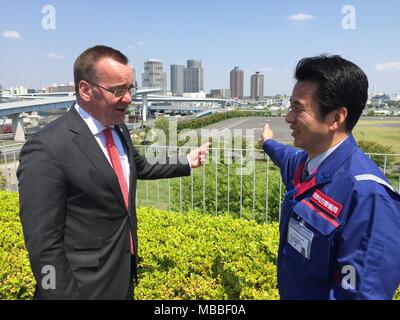 10 avril 2018, l'Allemagne, le Japon, Tokyo : Makoto employé explique Kamogawa Basse-saxe est ministre de l'Intérieur Boris Pistorius du Parti Social-démocrate (SPD) (L) l'installation de la Tokyo Rinkai Park de prévention des catastrophes. Photo : Lars/dpa Nicolaysen Banque D'Images