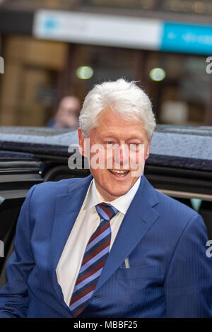 Hall de l'Ulster, Belfast, en Irlande du Nord.10 avril 2018. L'ancien président américain Bill Clinton et le sénateur George Mitchell, J'ai assisté à une cérémonie spéciale au Ulster Hall aujourd'hui de recevoir la liberté de la ville de Belfast. Credit : Bonzo/Alamy Live News Banque D'Images