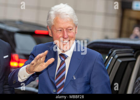 Hall de l'Ulster, Belfast, en Irlande du Nord.10 avril 2018. L'ancien président américain Bill Clinton et le sénateur George Mitchell, J'ai assisté à une cérémonie spéciale au Ulster Hall aujourd'hui de recevoir la liberté de la ville de Belfast. Credit : Bonzo/Alamy Live News Banque D'Images