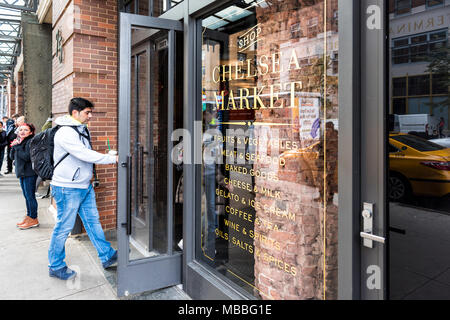 La ville de New York, USA - 30 octobre 2017 : l'alimentation du marché entrée boutique au centre-ville de Chelsea, quartier inférieur Manhattan district de New York, les gens qui entrent dans exitin Banque D'Images