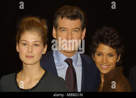 Pierce Brosnan au Pinewood Studios pour le film de James Bond Meurs un autre jour avec Rosamund Pike (à gauche) et Halle Berry Banque D'Images