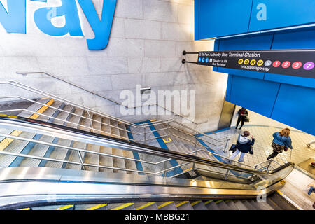 La ville de New York, USA - 28 octobre 2017 : transport en commun souterrain par sign in NYC Subway Station, signe pour Port Authority par midtown Times Square, sw colorés Banque D'Images