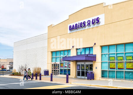 Sterling, USA - 4 Avril 2018 : Bébé R US magasin dans le comté de Fairfax, en Virginie pour les enfants boutique entrée extérieure avec signe, logo, portes, va fermer Banque D'Images
