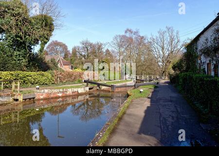 Le Basingstoke canal sur une journée de printemps ensoleillée, Byfleet Surrey England UK Banque D'Images