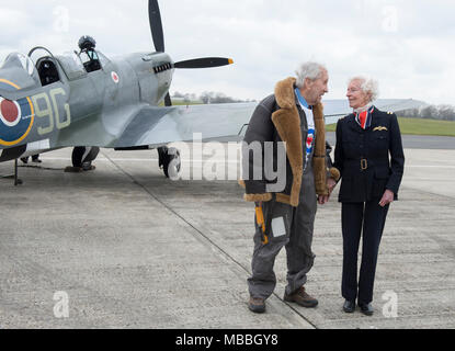 RAF WW11 pilote de Spitfire anciens combattants Allan Scott 96 et de l'Air Transport Auxiliary Mary Ellis 101 célébrer le 100e de la RAF de célébration du centenaire avec un défilé dans un avion Spitfire. Banque D'Images