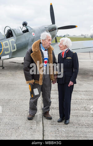 RAF WW11 pilote de Spitfire anciens combattants Allan Scott 96 et de l'Air Transport Auxiliary Mary Ellis 101 célébrer le 100e de la RAF de célébration du centenaire avec un défilé dans un avion Spitfire. Banque D'Images