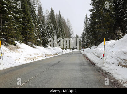 Dans slipperyroad avec pins sapins montagne en hiver Banque D'Images