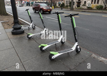 LimeBike dockless des scooters électriques. LimeBike est l'une des nombreuses entreprises vélo dockless à Washington, DC ; introduit dockless scooters en mars 2018 Banque D'Images