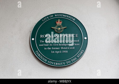 Plaque commémorant l'endroit où la Royal Air Force a été créé, sur le Strand, à Londres, en Angleterre. Banque D'Images