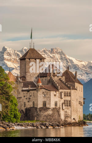 Château de Chillon (Château de Chillon) situé sur la rive du lac Léman à Montreux, Suisse Banque D'Images