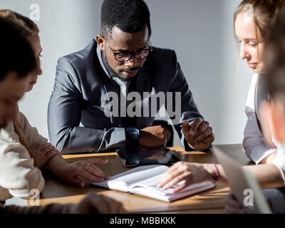 Les gens d'affaires à l'écoute de l'Afrique de l'orateur professionnel marketing présentation Banque D'Images