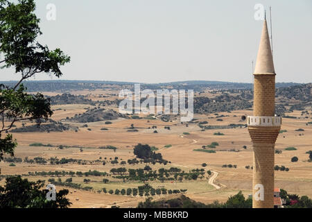 Minaret d'une mosquée dans le village de Balalan sur la péninsule de Karpas, dans le nord de Chypre Banque D'Images