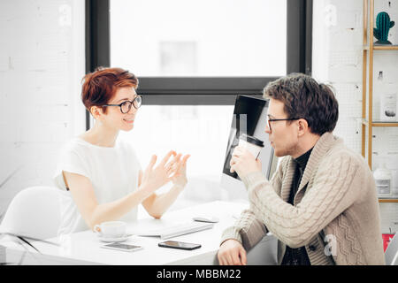 Advisor businesswoman sitting at office en avant de l'ordinateur et l'homme consulting Banque D'Images