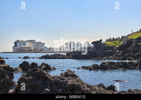 Jeju, Corée - 22 mai 2017 : Yongduam Rock. Yongduam est une tête de dragon-comme la roche et une célèbre attraction touristique de Jeju. Il est situé au nord de Jeju un Banque D'Images