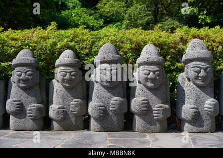 Jeju, Corée - 25 mai 2017 : Dol Hareubang rock traditionnels locaux, des statues. Ils sont considérés comme des dieux offrant la protection et la fécondité. Banque D'Images