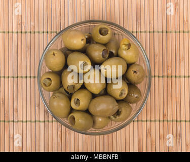 Olives vertes farcies à la main avec des piments jalapeno Banque D'Images