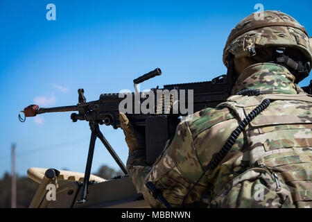 Un aviateur du 824e groupe de défense de la Base une mitrailleuse M240B au cours d'un exercice de préparation de la Mission, le 13 mars 2018, at Joint Base McGuire-Dix Lakehurst, New Jersey. Les évaluateurs ont testé le 824e BDS de Moody Air Force Base, en Géorgie, et le 105e Escadron des Forces de sécurité de la base de la Garde nationale aérienne Stewart, N.Y., pour assurer leur préparation au combat. (U.S. Photo de l'Armée de l'air par la Haute Airman Janiqua P. Robinson) Banque D'Images