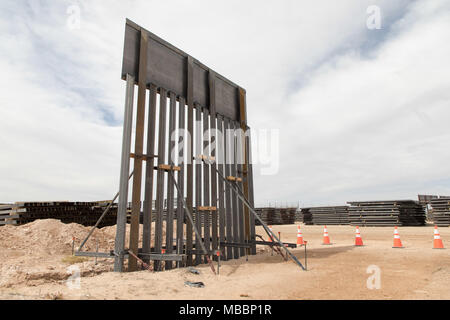 Les équipes de construction matériel nécessaire à l'étape de Santa Teresa le projet de remplacement du mur de la frontière près du Port de Santa Teresa d'entrée. La zone de préparation présente également un exemple de ce que le mur style bollard va ressembler. Photos par Mani Albrecht U.S. Customs and Border Protection Bureau des affaires publiques de la Division des communications visuelles Banque D'Images