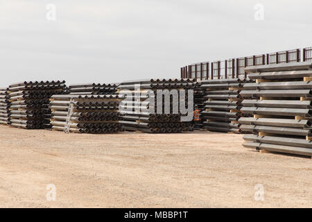 Les équipes de construction matériel nécessaire à l'étape de Santa Teresa le projet de remplacement du mur de la frontière près du Port de Santa Teresa d'entrée. La zone de préparation présente également un exemple de ce que le mur style bollard va ressembler. Photos par Mani Albrecht U.S. Customs and Border Protection Bureau des affaires publiques de la Division des communications visuelles Banque D'Images