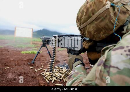 SCHOFIELD BARRACKS, New York - Les soldats de la 25e Division d'infanterie a tiré et qualifié sur la M4, M9, M240B, M249 et le M320 le 9 avril, au cours de la compétition meilleur guerrier de la foudre Tropic. Le meilleur guerrier de la foudre Tropique La concurrence est un événement d'une semaine qui permettra de tester les soldats sur l'ensemble de la remise en forme physique, tâches et guerrier bataille percez et connaissances professionnelles. (U.S. Photo de l'armée par le Sgt. Ian Ives, 25e Brigade de soutien Public Affairs /relâché). Banque D'Images