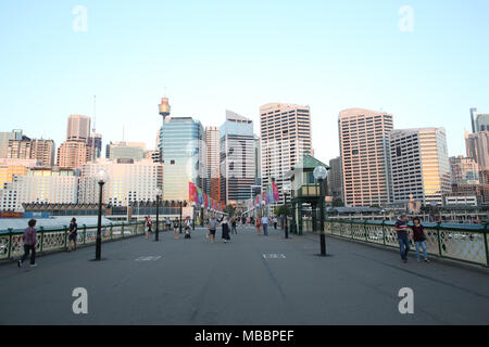 Pyrmont Bridge, Darling Harbour, Sydney prises le soir juste avant le coucher du soleil. Banque D'Images