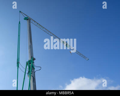 Petite GRUE A TOUR utilisé sur un site de construction à l'ascenseur, matériaux de construction, ciel bleu en arrière-plan Banque D'Images