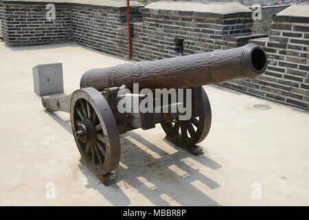 SUWON, CORÉE - 02 MAI 2014 : porte Ouest de Suwon Hwaseong, appelé canon lisse Hwaseomuna-chargeur canon Cannon introduit en Chine et en Corée à partir de l'Ase Banque D'Images