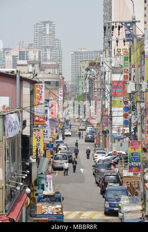 Suwon, Corée - 02 mai 2014 : la vue quotidienne de rue animée à proximité de la forteresse de Hwaseong à Suwon, Corée. Hwaseong est le mur qui entoure le centre de Suwon Banque D'Images