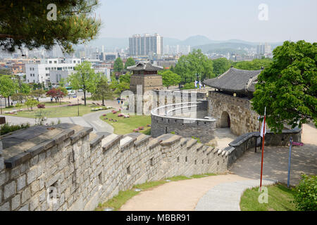 SUWON, CORÉE - 02 MAI 2014 : porte Ouest de Suwon Hwaseong, appelé Hwaseomun Banque D'Images