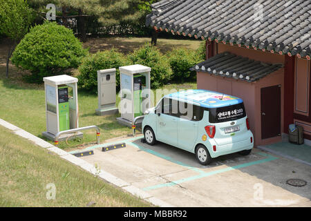 Suwon, Corée - 02 mai 2014 : voiture électrique et charge à Suwon city. Certaines voitures électriques sont à l'aide par l'agence gouvernementale de Suwon city comme un test Banque D'Images