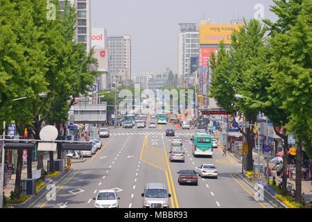 Suwon, Corée - 02 mai 2014 : Main Street View de Hwaseomun de Suwon Hwaseong. Il y a beaucoup de magasins et marché traditionnel près de la rue. Hwaseong Banque D'Images