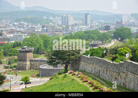 SUWON, CORÉE - 02 MAI 2014 : le mur est Hwaseong entourant le centre de Suwon, la capitale de la province de Gyeonggi-do, Corée du Sud. Banque D'Images