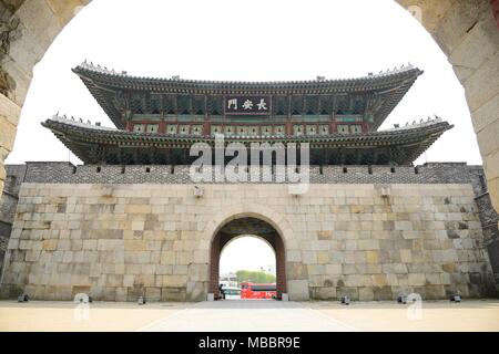 SUWON, CORÉE - 02 MAI 2014 : porte Ouest de Suwon Hwaseong, appelé HwaseomunView Jangsanmun de Hwaseong à Suwon Banque D'Images