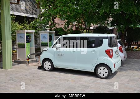 Suwon, Corée - 02 mai 2014 : voiture électrique et charge à Suwon city. Certaines voitures électriques sont à l'aide par l'agence gouvernementale de Suwon city comme un test Banque D'Images