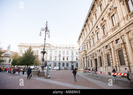 Milan, Italie - 24 octobre 2017 : la place de La Scala avec Monument à Leonardo da Vinci, l'hôtel de ville (Palazzo Marino) et Gallerie d'Italia. Banque D'Images