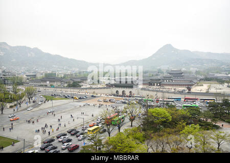 SEOUL, Corée - 12 Avril 2014 : Avis d'Gyeongbock et palace plaza Gwanghwamun Banque D'Images