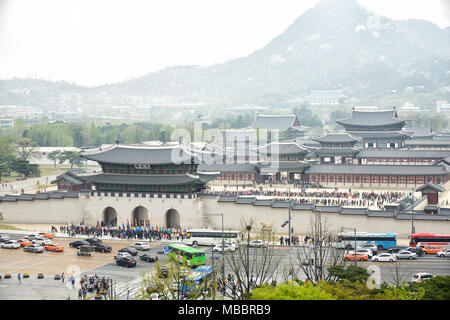 SEOUL, Corée - 12 Avril 2014 : Avis d'Gyeongbock et palace plaza Gwanghwamun Banque D'Images