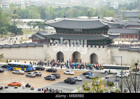 SEOUL, Corée - 12 Avril 2014 : Avis d'Gyeongbock et palace plaza Gwanghwamun Banque D'Images