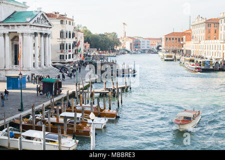 Venise, Italie - le 26 octobre 2017 : Bateaux voiles vers le bas le canal à Venise, Italie. Eglise de San Simeone Piccolo sur le côté droit. Banque D'Images