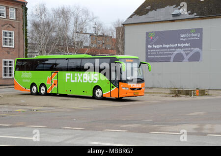 Sonderborg, Danemark- 5 avril 2018 : Un flixbus vert, partie d'un réseau européen de plus en plus de pays à bas prix d'autobus. Banque D'Images