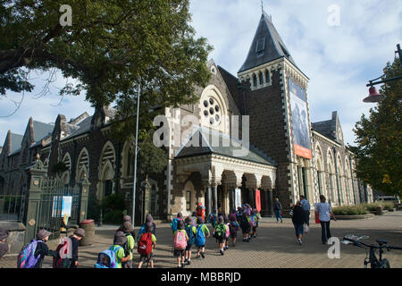 Les écoliers en excursion à la musée de Canterbury, Christchurch, Nouvelle-Zélande Banque D'Images