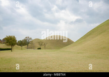 GYEONGJU, CORÉE - 20 octobre 2014 : Daereungwon anciennes tombes, tombes royales dans l'ère de Silla. Situé à Gyeongju, Corée. Banque D'Images