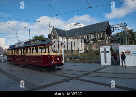 Le Tram passant le séisme a endommagé, la Cathédrale de Christchurch, Christchurch, Nouvelle-Zélande Banque D'Images