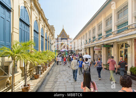 BANGKOK, THAÏLANDE - 29 décembre 2012 : les gens à l'entrée du temple d'Émeraude, célèbre attraction touristique de Bangkok. Banque D'Images